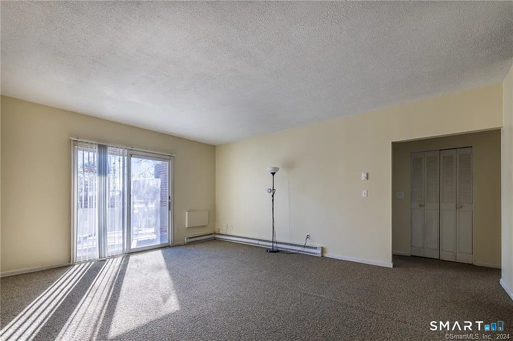 Oaks Condominiums — Photo 4