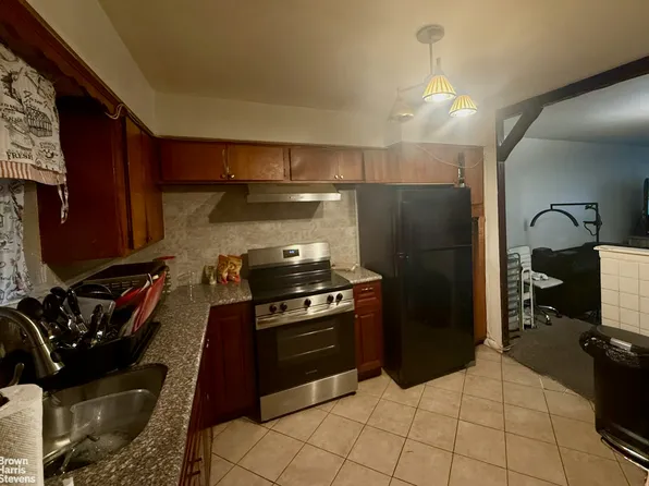 1074 Barbey Street image 3 of 9