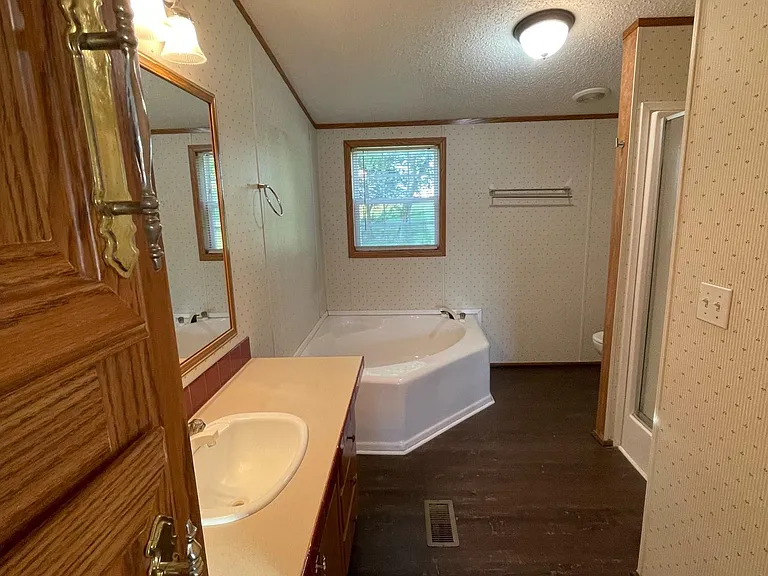 1670 E Broadway — Photo 10