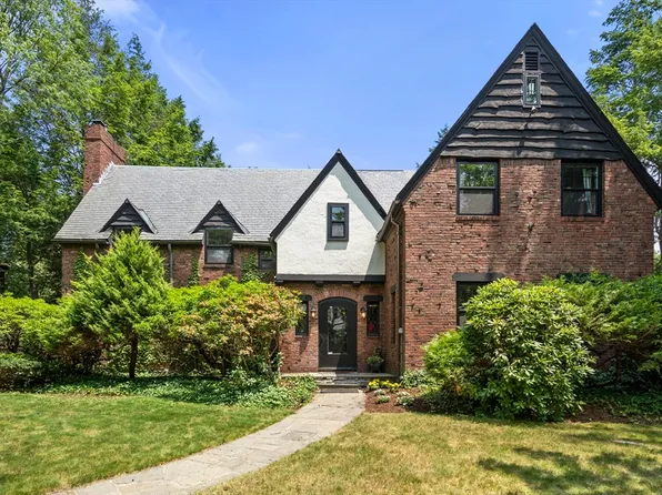 32 Taylor Crossway, Brookline, MA 02445