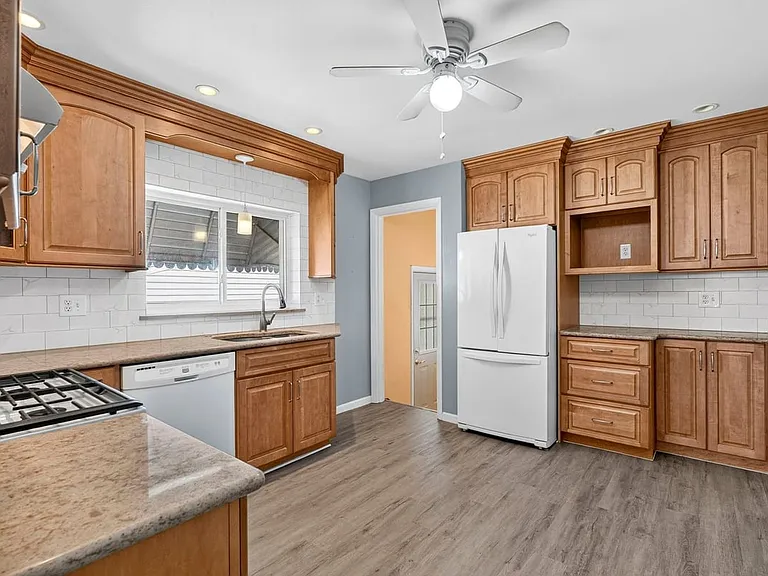 9826 Ravensbrook Dr — Photo 25