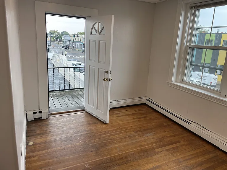 972-974 Saratoga St #4 — Photo 9