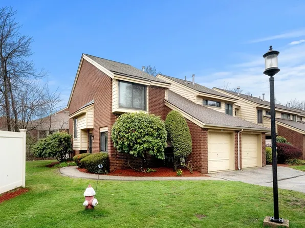 33 Greenbrook Dr, Stoughton, MA 02072