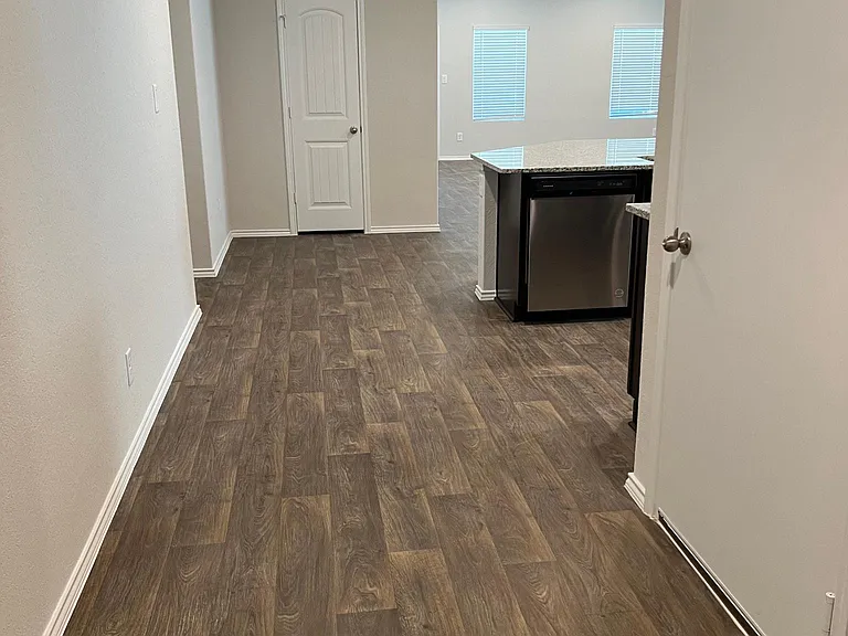 937 Armadillo Dr — Photo 2