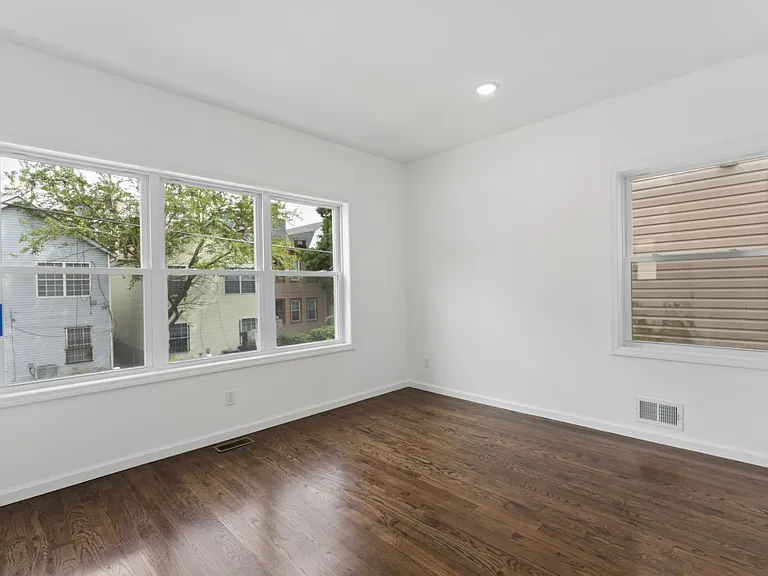 910 Bergen St #1 — Photo 8