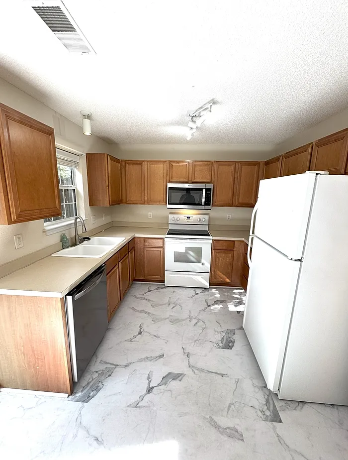 2 bed, 2.0 bath, 1300 sqft, $1,695 — Photo 4