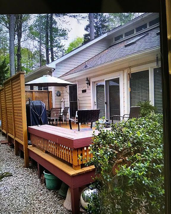 2nd image of 811 Queensbury Cir