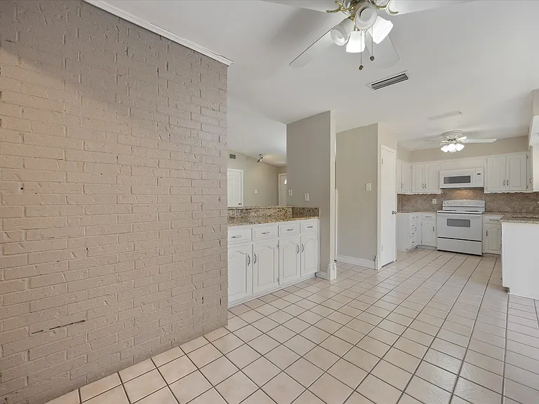2413 Village Green Dr — Photo 10