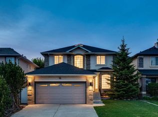 16 E Simcrest Poin SW, Calgary, AB T3H 4K1