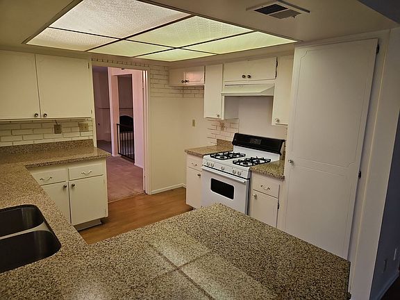 2nd image of 2724 Capistrano Ave