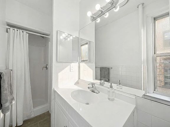 4th image of 35 Hamilton Pl #800