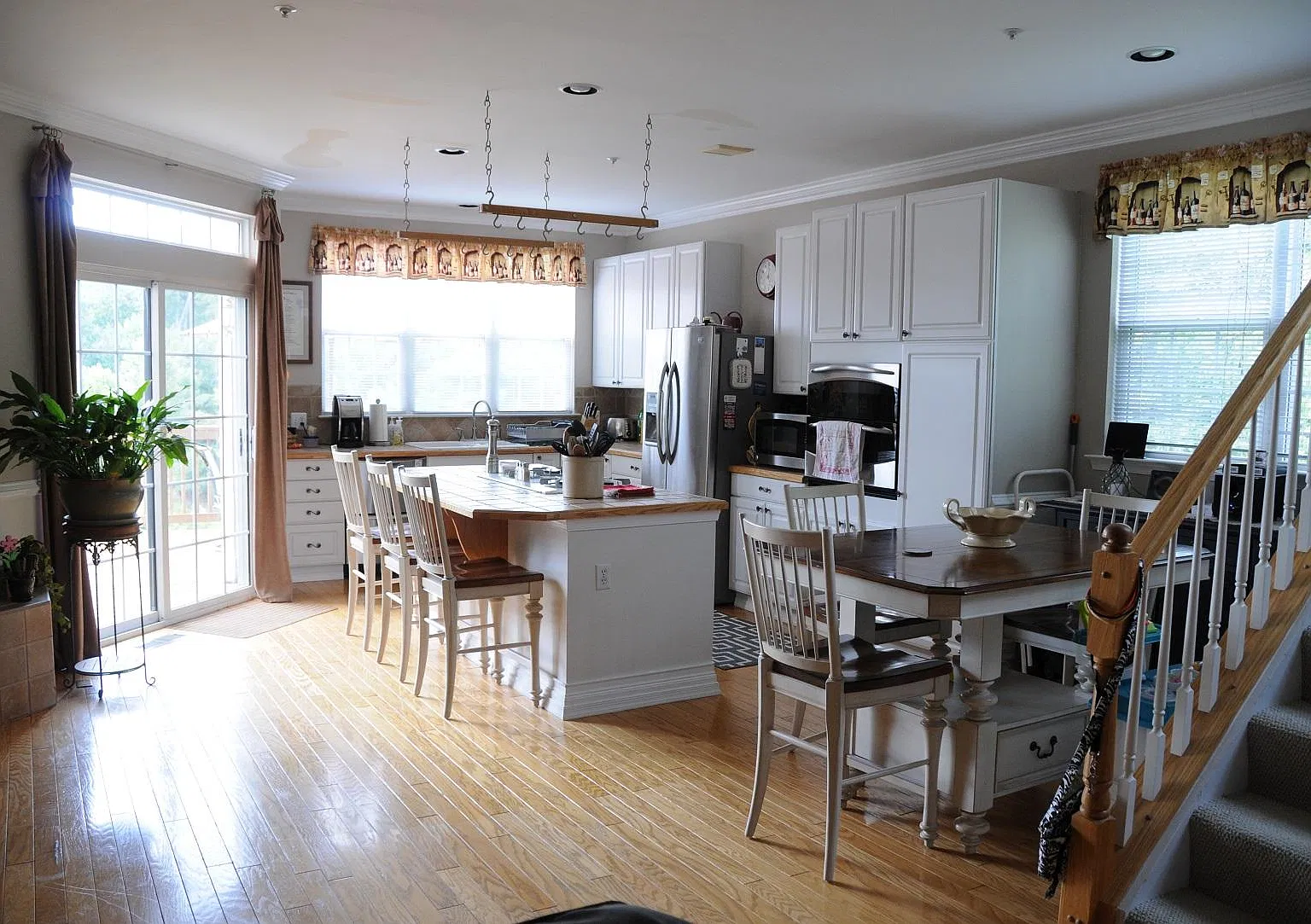 3 bed, 2500 sqft, $2,700 — Photo 2