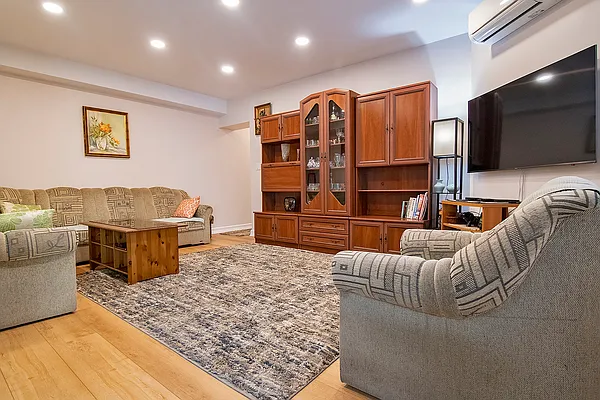 Sold by Sold By Bart Real Estate Partners inc | media 4