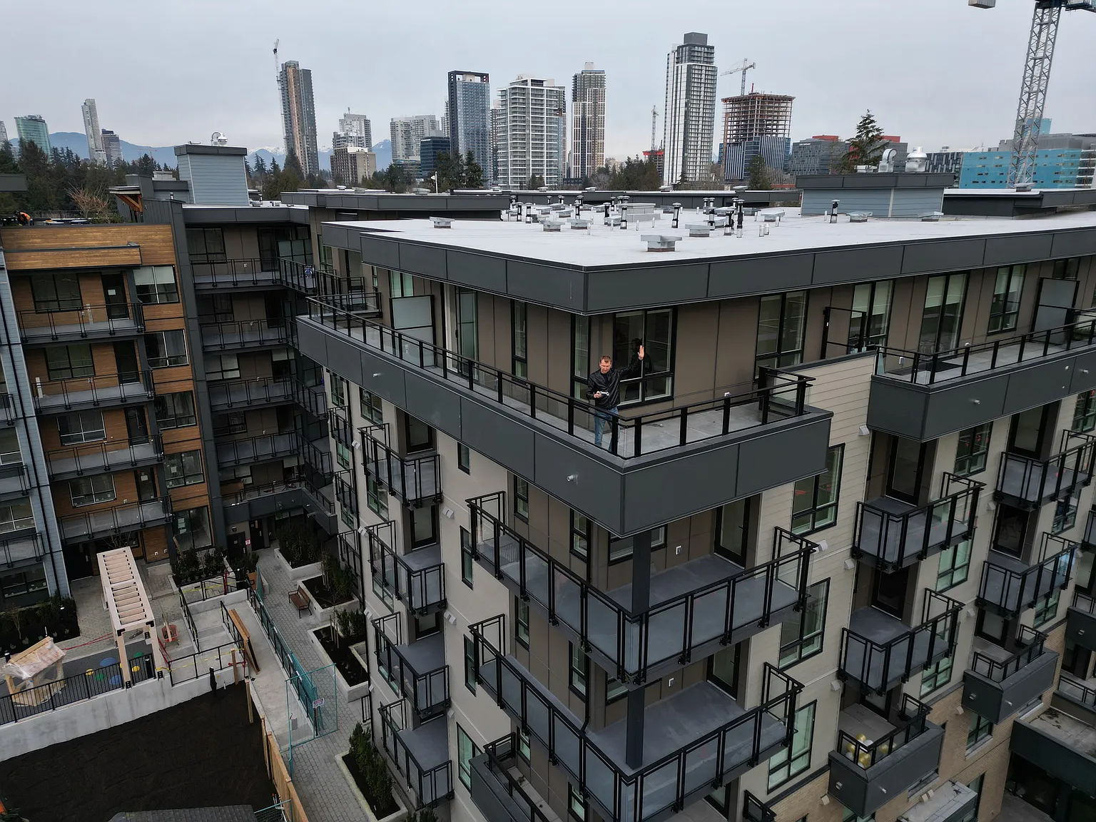 13439 94a Ave #607 photo 1