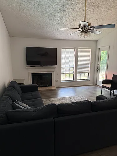 1202 Thorpe Ln Photo 1