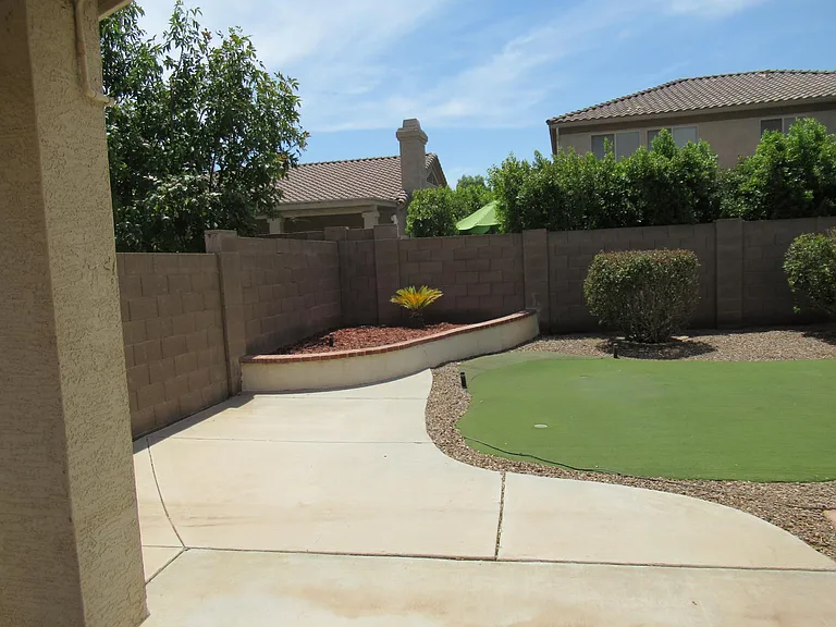 529 E Cantebria Dr — Photo 18
