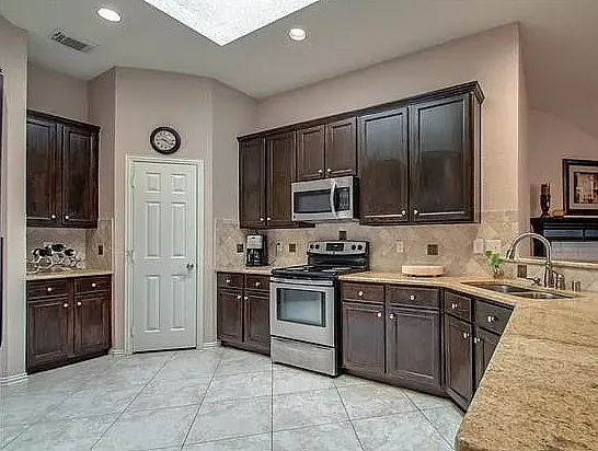 1216 Valley Oaks Dr — Photo 4