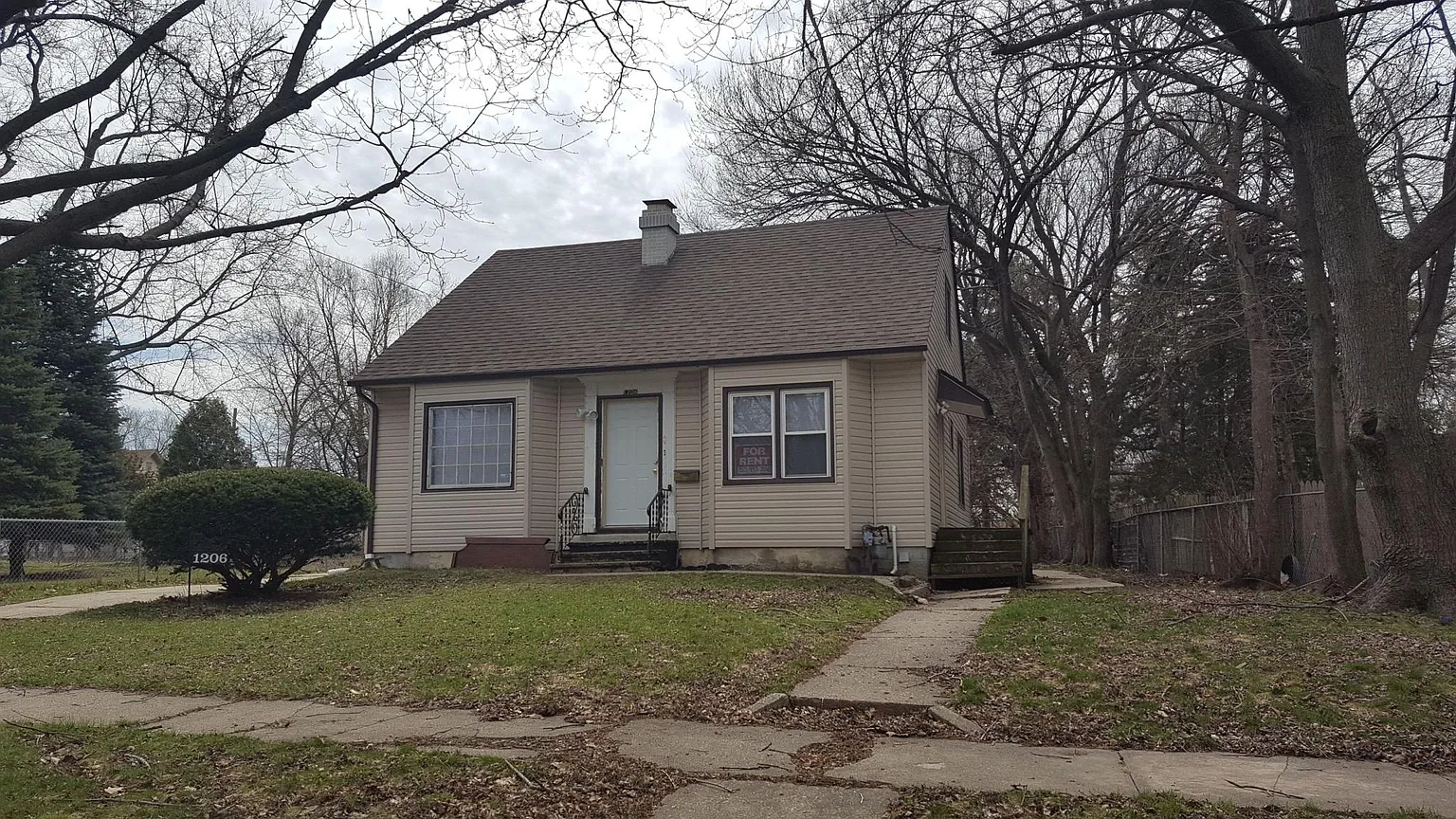 1206 Loomis St photo 1