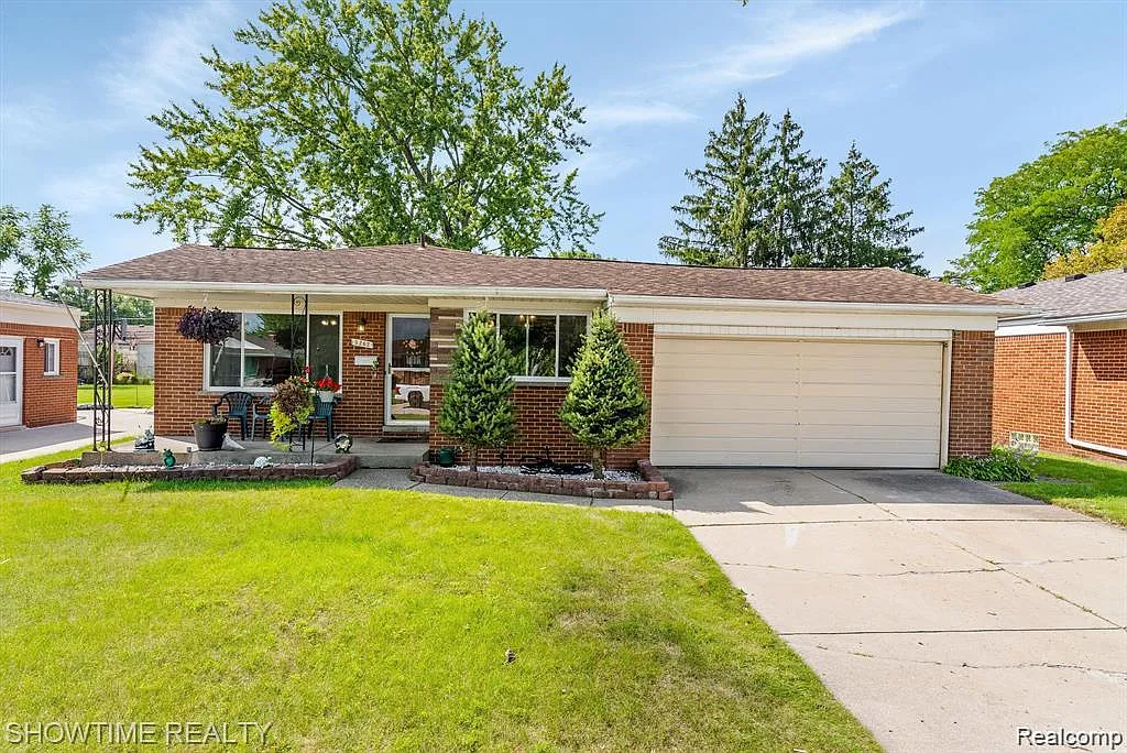 3 bed, 2.0 bath, 2074 sqft, $1,900 — Photo 1