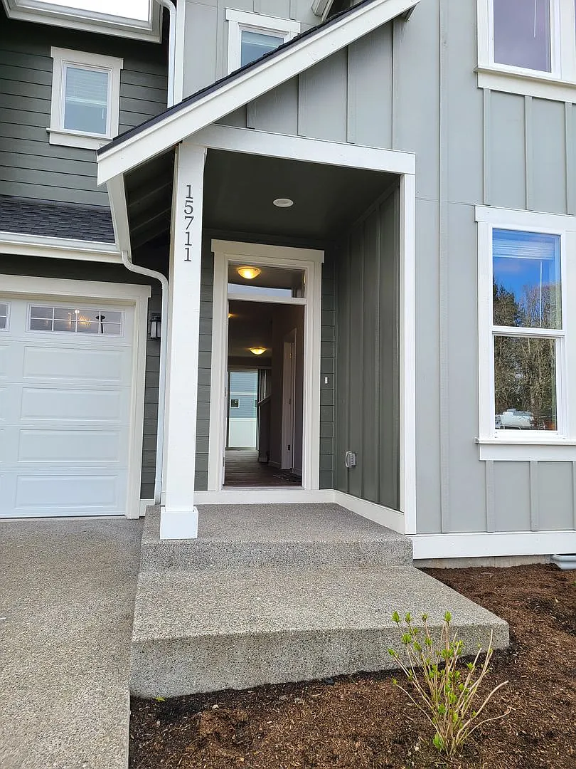 Building Photo - 15711 View Dr SE