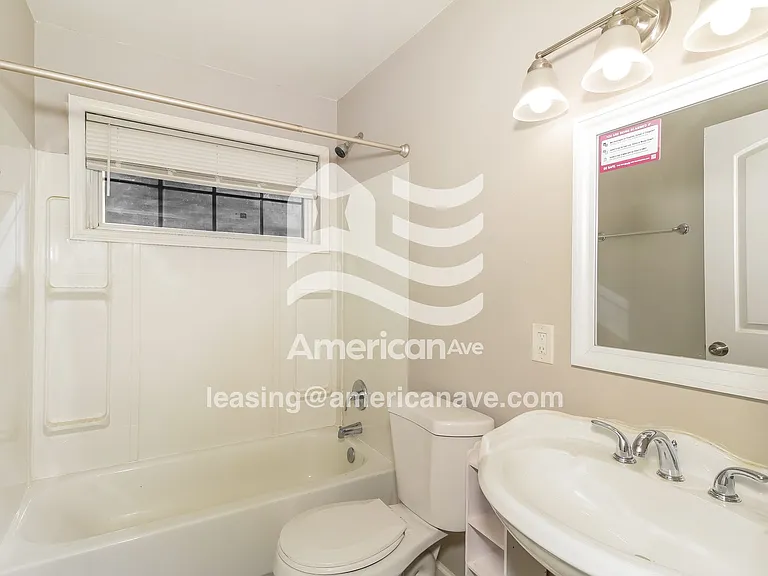 1081233_010_bathroom_13839543.jpg