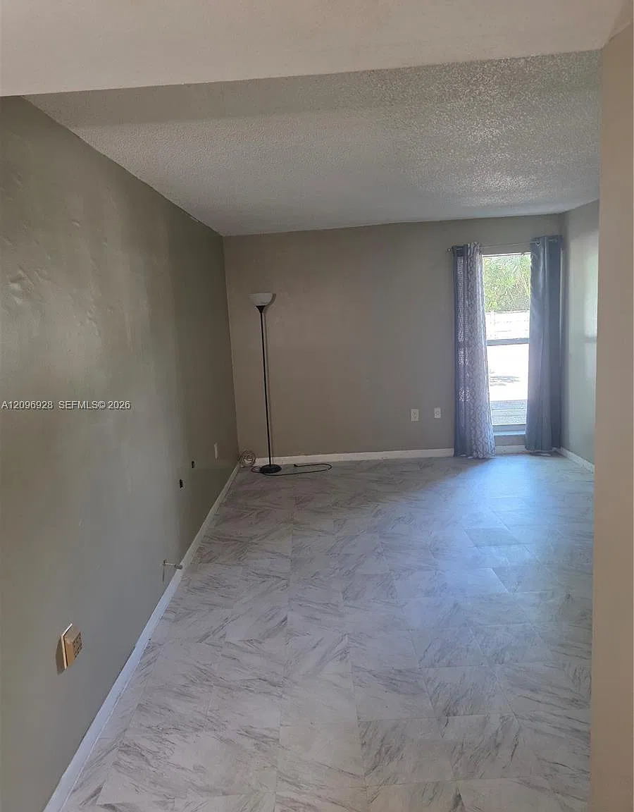 Capri Gardens Condo — Photo 4