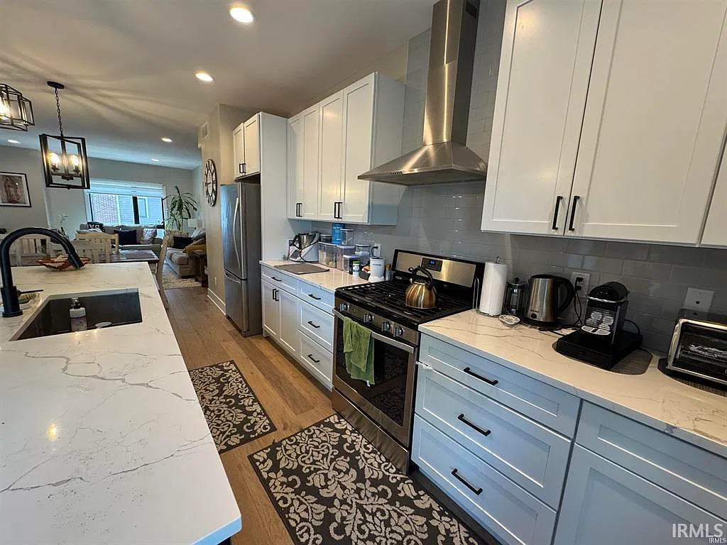 3 bed, 3.5 bath, 1952 sqft, $3,700 — Photo 4