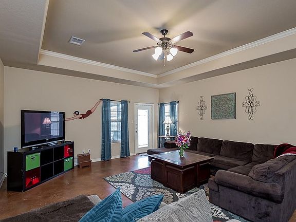 3rd image of 412 Hayes Ln