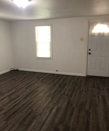 4th image of 1008 Market St E