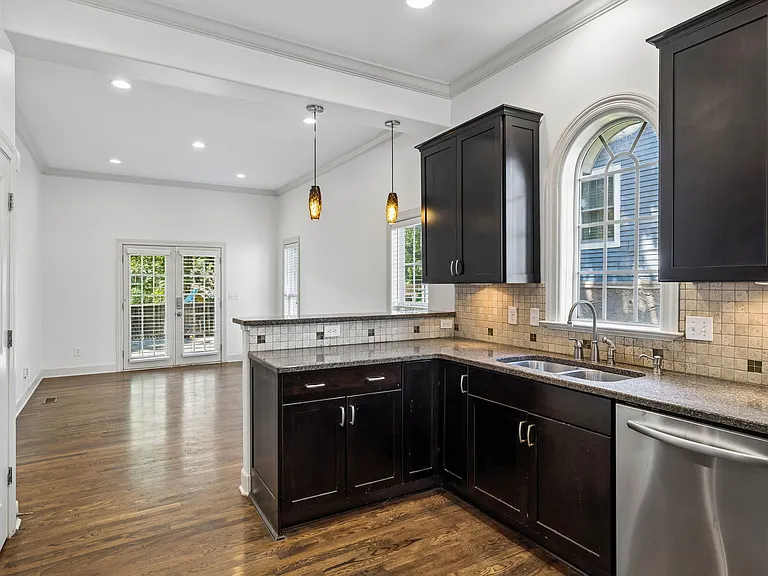 1011 Bate Ave — Photo 10