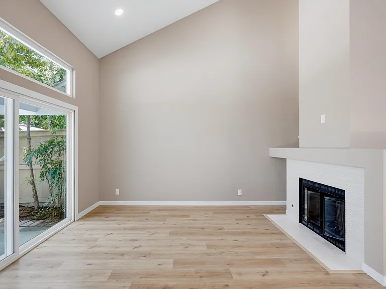 54 Sandalwood — Photo 8