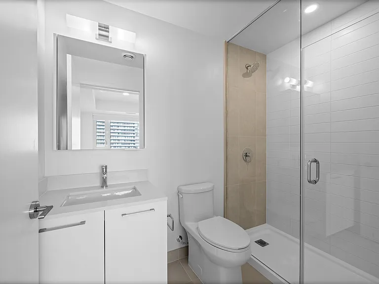 101 Roehampton Ave — Photo 128
