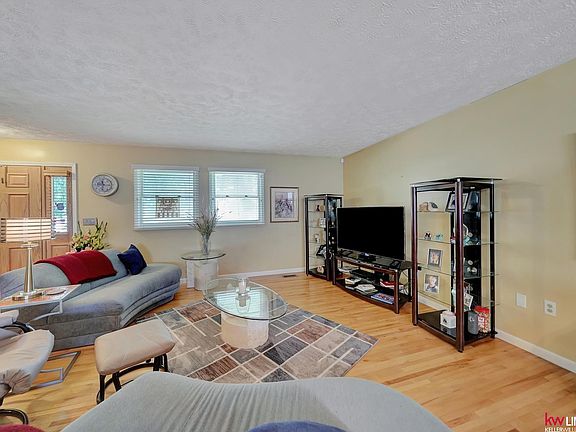 3rd image of 901 W Nance Ave