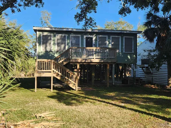 176 Smith Ln, Grand Isle, LA 70358