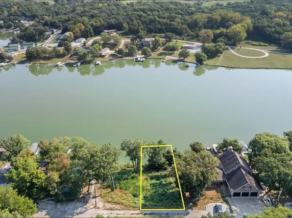8364 Lakeshore Dr, Dexter, IA 50070