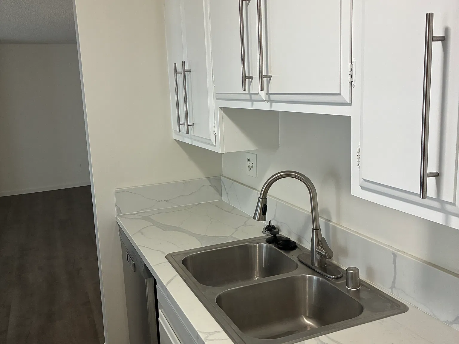 2 bed, 950 sqft, $2,500 — Photo 4
