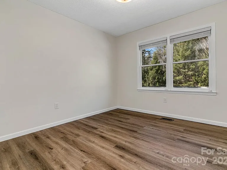 1085 Jenkins Valley Rd — Photo 15