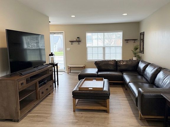 3rd image of 2082 Kathleen Cir