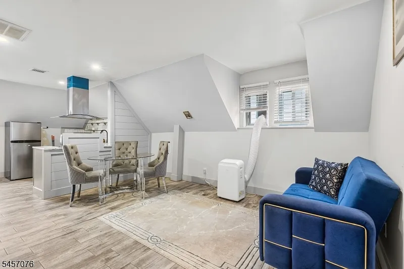2 bed, 1.0 bath, $1,350 — Photo 4
