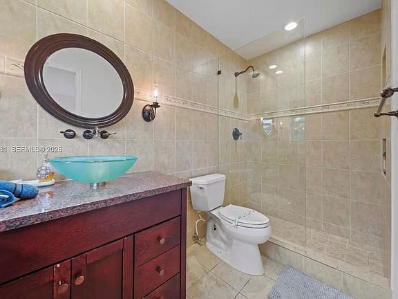 5th image of 2424 NE 9th St APT 307