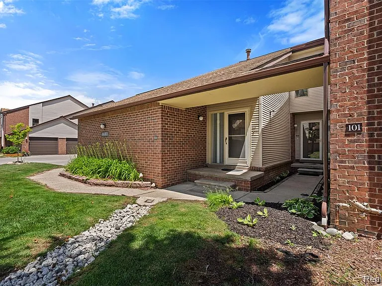 6680 Ridgefield Cir — Photo 2