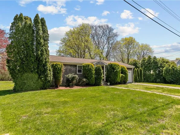 11 Cedar Ave, Middletown, RI 02842