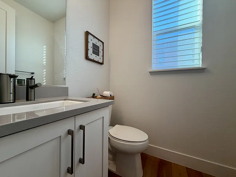 561 Pilgrim Dr — Photo 26