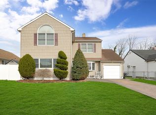 518 Farmranch Rd E, Bethpage, NY 11714