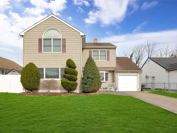 518 Farmranch Road E, Bethpage, NY 11714