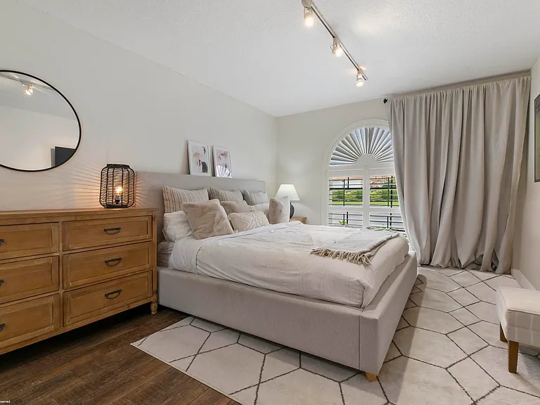 13504 Fountain View Blvd — Photo 17