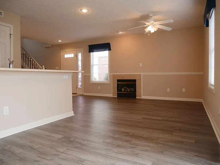 2617 E Oaklawn Ct — Photo 2