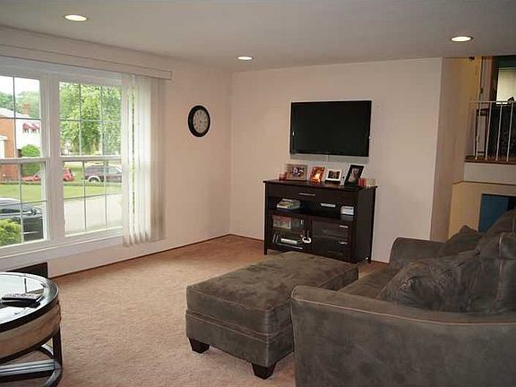 3rd image of 292 Fernledge Dr