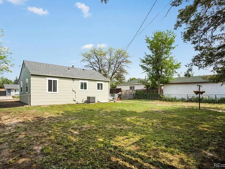 860 Oakland St — Photo 18
