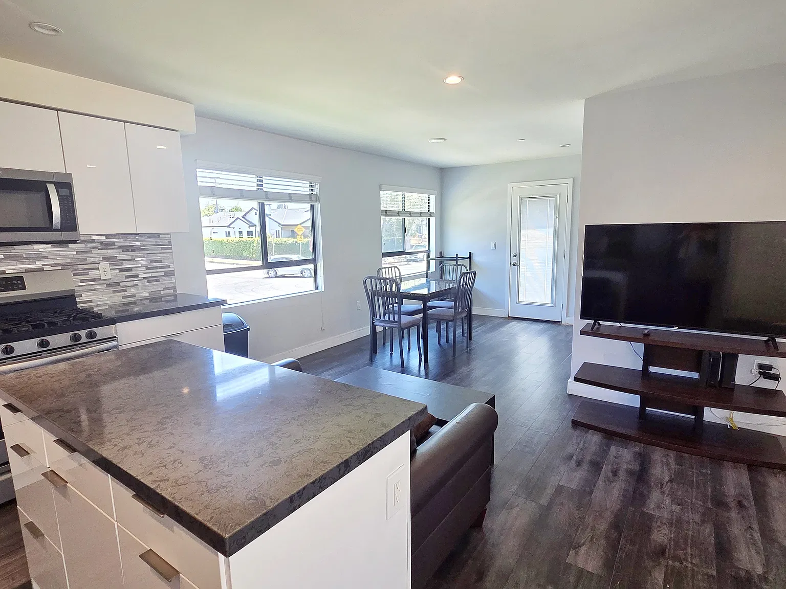 4 bed, 1400 sqft, $4,500 — Photo 2